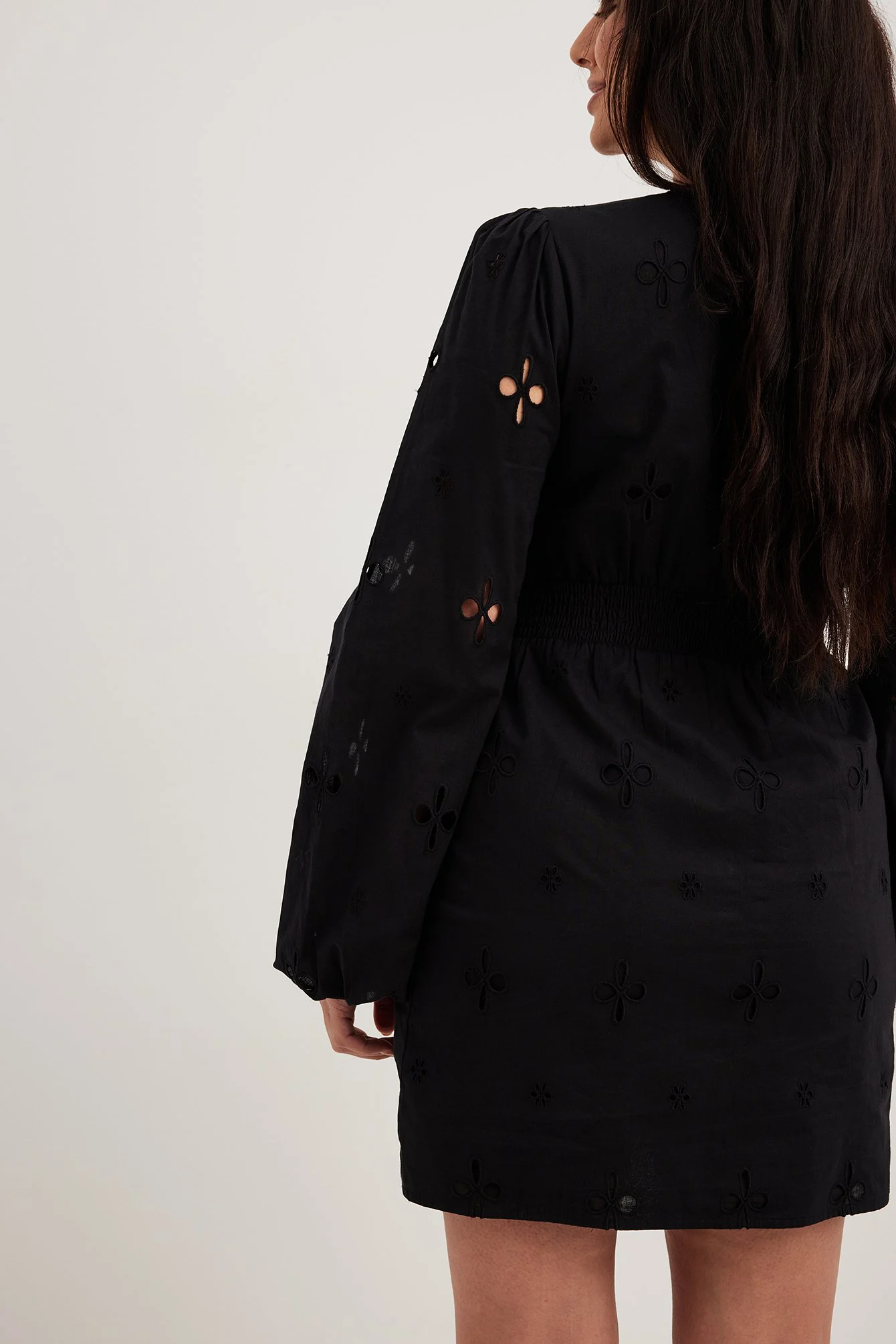 Minikleid mit Broderie-Anglaise-Ballonärmeln