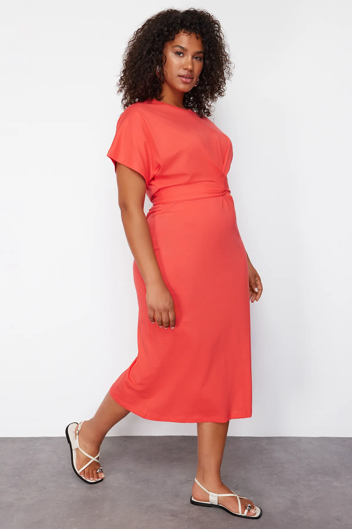 Trendyol Curve  Rotes gerade geschnittenes Strickkleid mit Schlitz und Krawattendetail TBBSS22EL1640