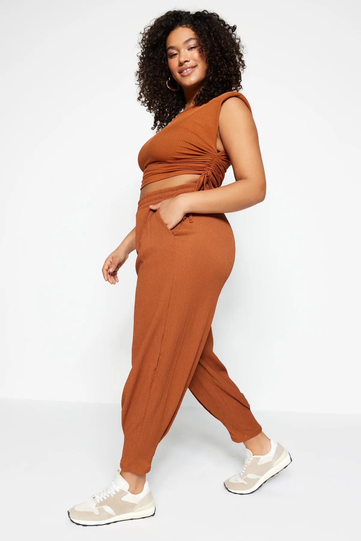 Trendyol Curve  Tile Carrot Fit-Strickhose mit elastischem Bund TBBSS23AR00002