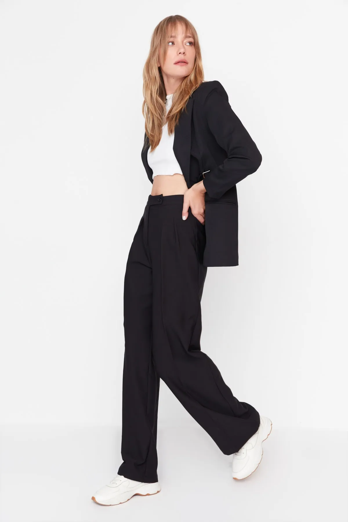 Trendyol Collection  Schwarze gewebte Hose mit weitem Bein und hoher Taille TWOAW22PL0066