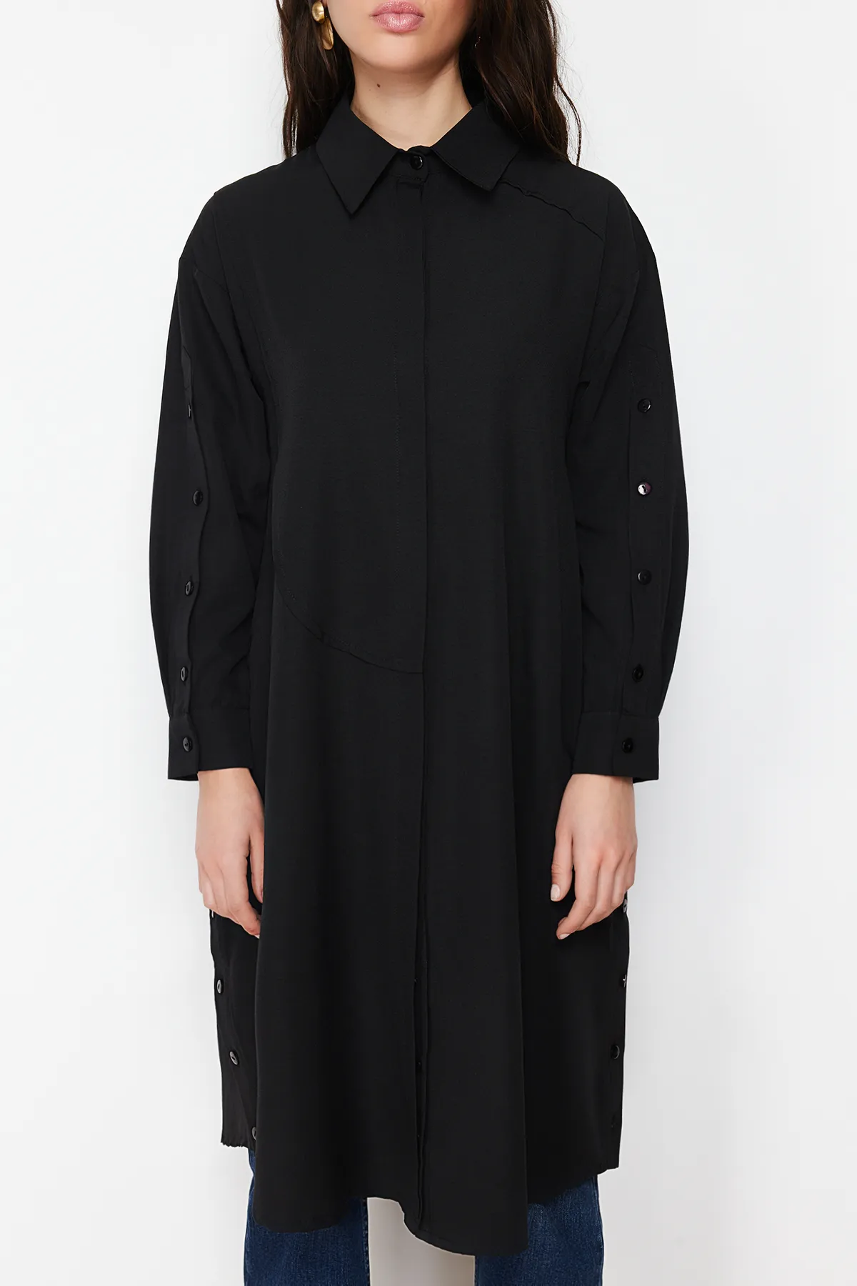 Trendyol Modest  Schwarzes langes gewebtes Hemd mit Knopfdetail TCTSS24TG00053