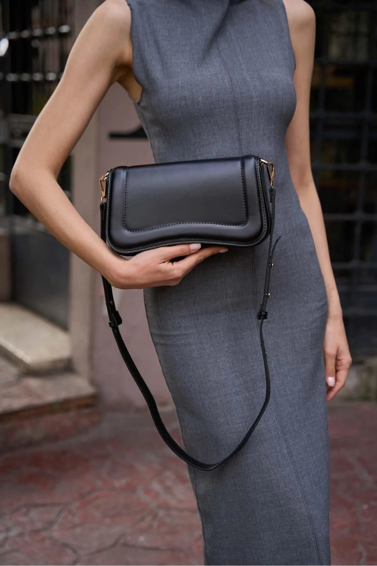 Madamra  Schwarze Damen Hand- und Schultertasche mit Magnetverschluss