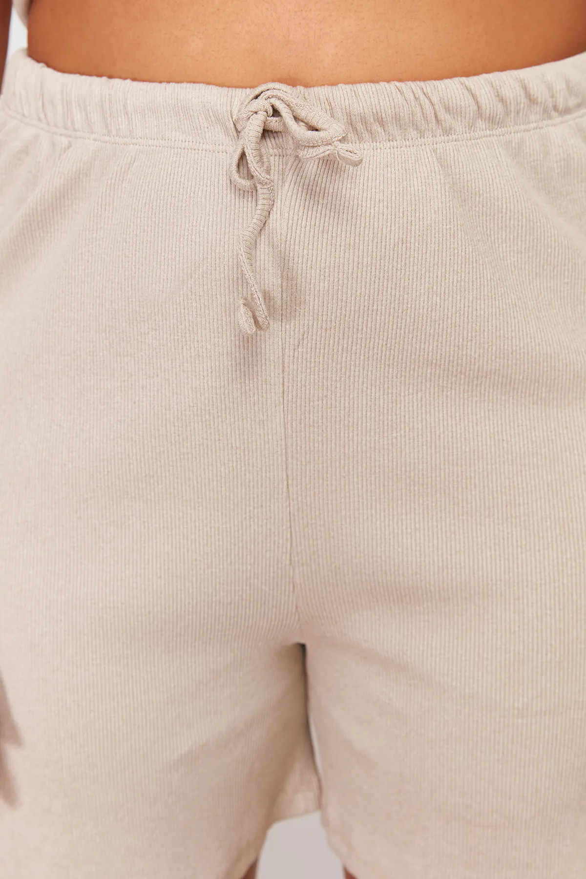 Trendyol Curve  Beiges Pyjama-Set aus besticktem Strick mit Kordelzug TBBSS24AI00019