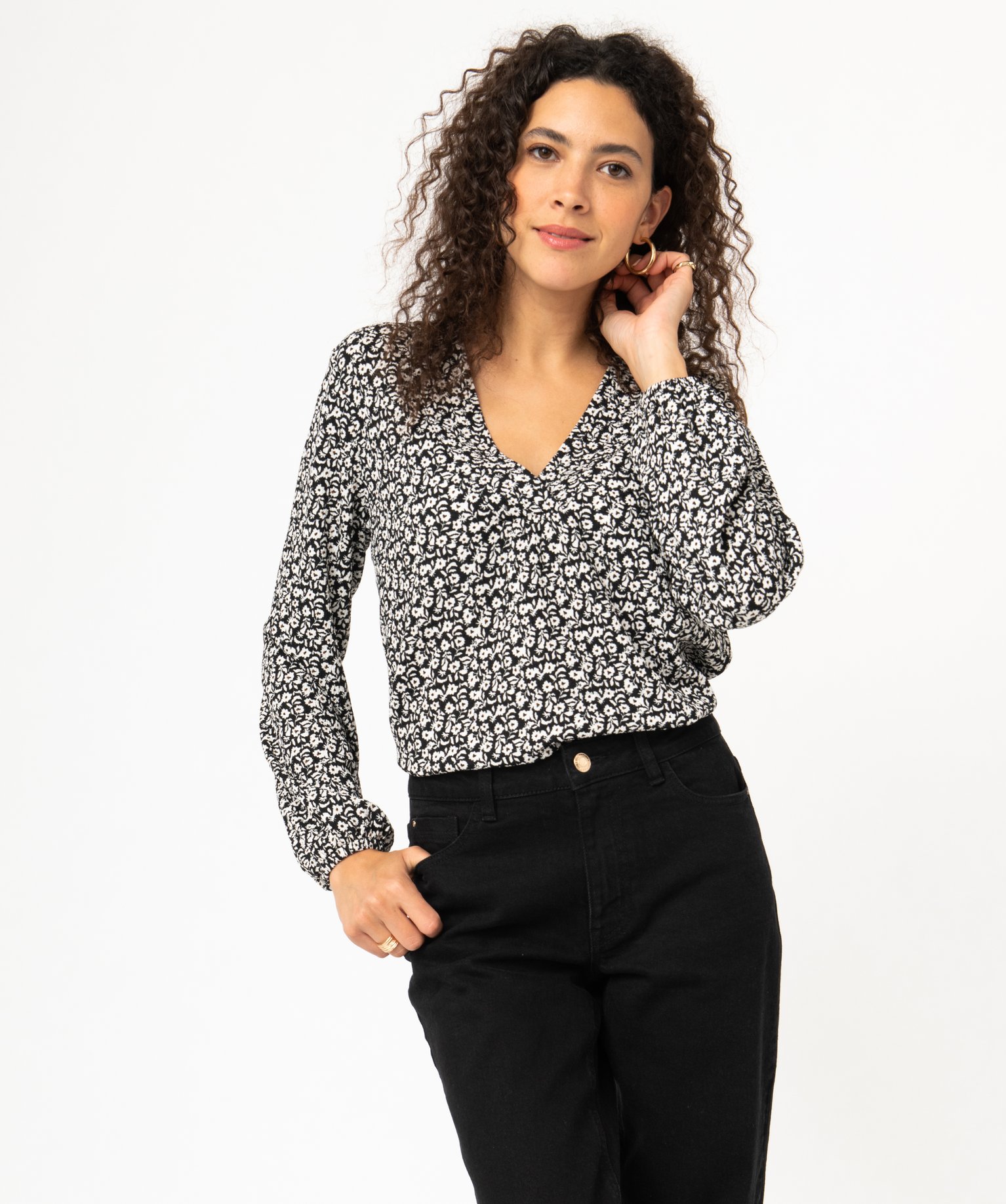 Tee-shirt à manches longues et col V à motifs fleuris femme noir | GEMO