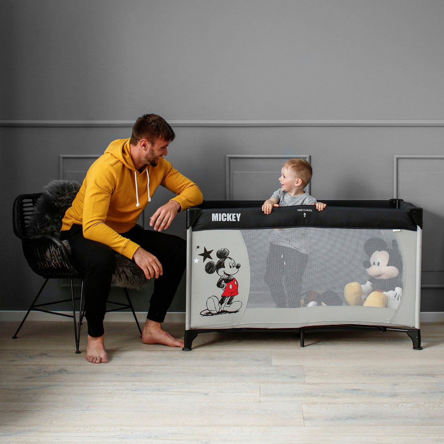 Hauck Baby-Reisebett Dream N Play - Mickey Stars, inkl. Transporttasche