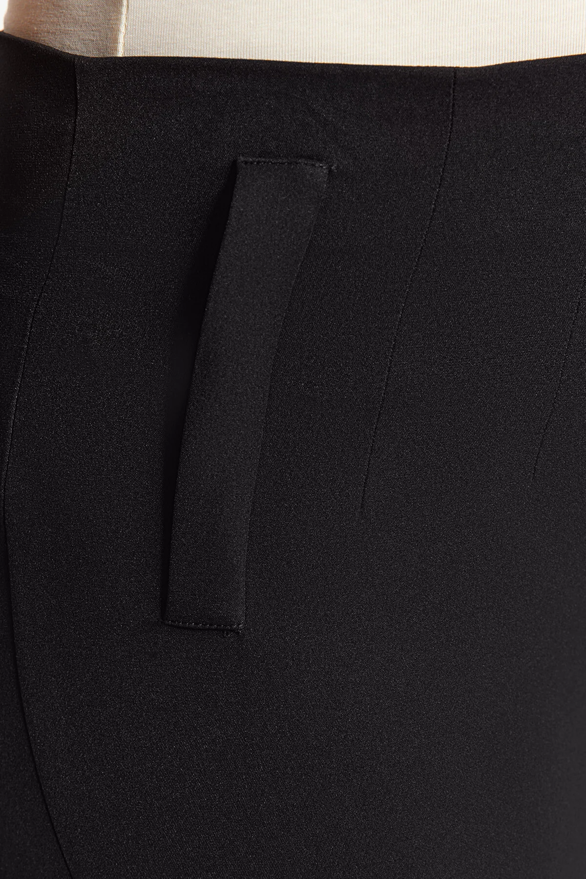 Trendyol Curve  Schwarze Zigarettenhose aus Webstoff TBBAW23AR00015