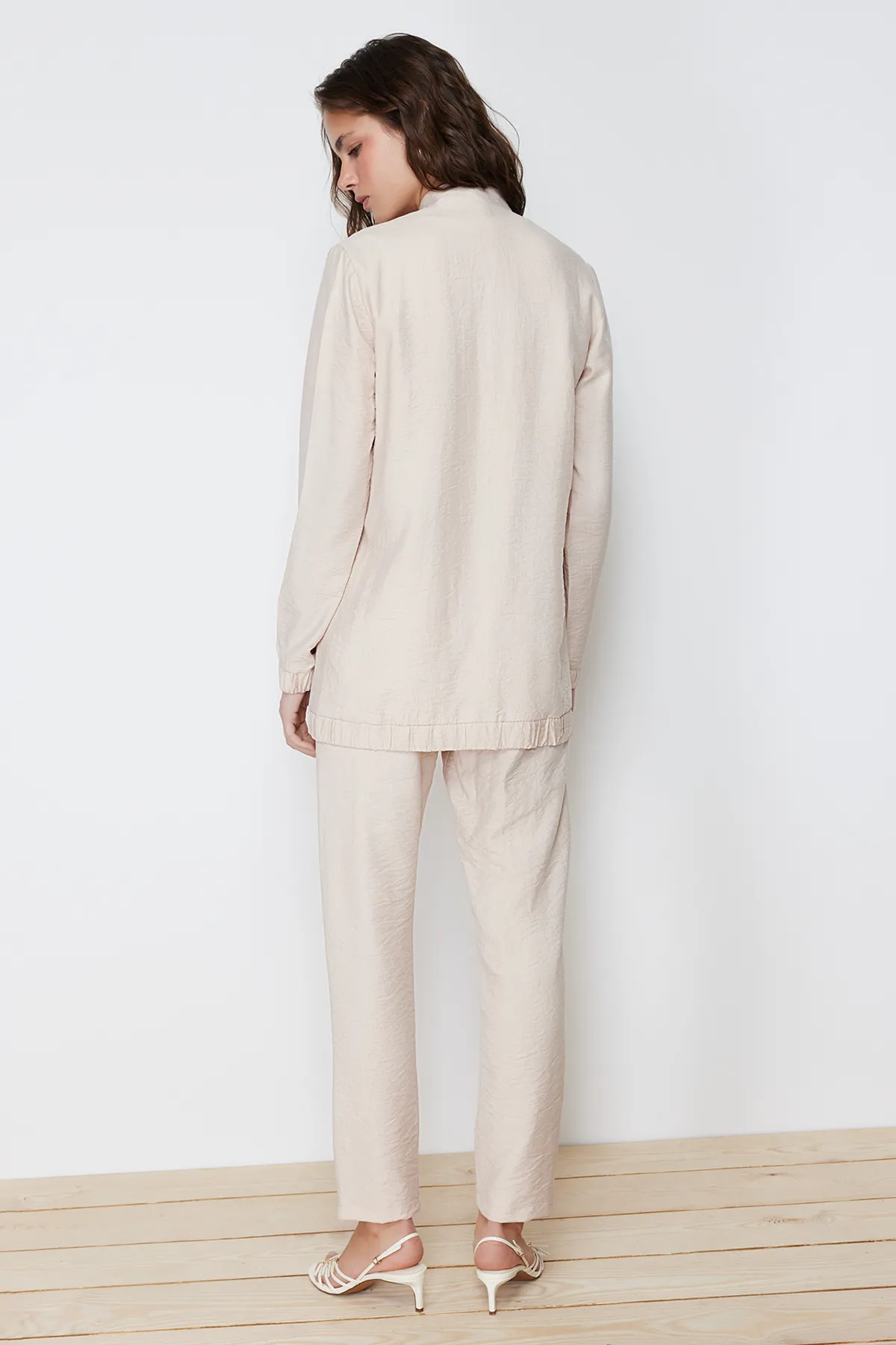 Trendyol Modest  Beigefarbenes Set mit gewebten Hosen, Tunika, Oberteil und Unterteil in Leinenoptik TCTSS24US00016