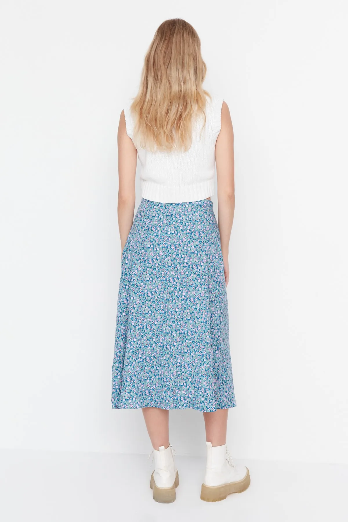 Trendyol Collection  Blauer, gewebter Midi-Rock aus Viskosestoff mit detailliertem Blumenmuster und Schlitz TWOSS20ET0230