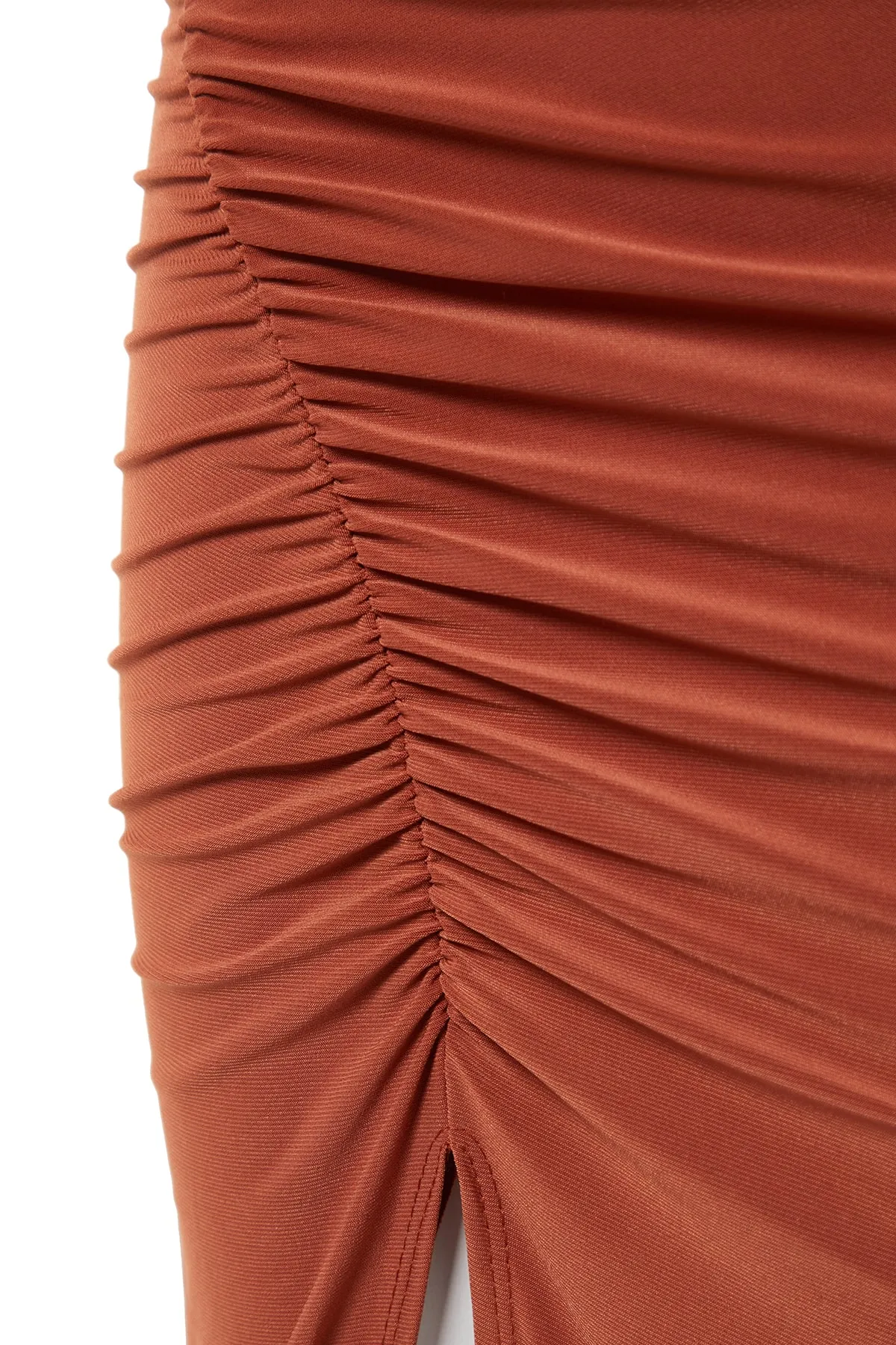 Trendyol Collection  Gefliestes, gestricktes, detailliertes Abendkleid mit Fensterausschnitt und Ausschnitten TPRSS21EL0181