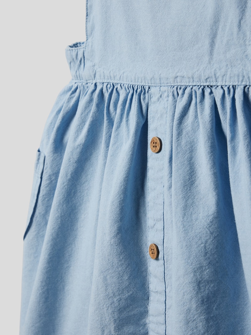 Latzkleid mit aufgesetzten Taschen Modell 'DALEY' in hellblau