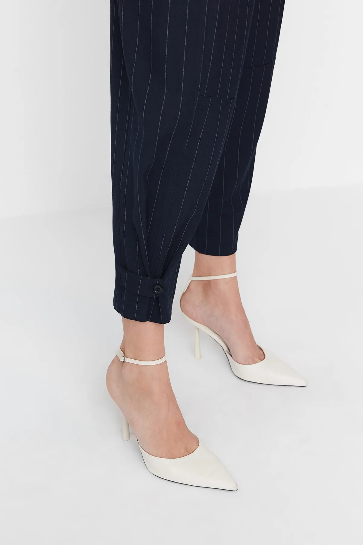 Trendyol Collection  X Sagaza Studio Marineblau gestreifte detaillierte Hose TPRAW23PL00039