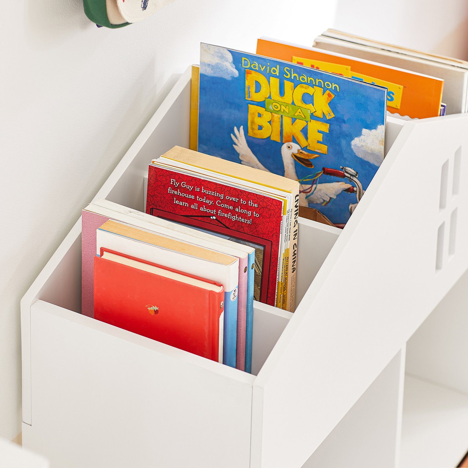 SoBuy Bücherregal KMB49, mit Haus-Design Kinderregal mit 2 Stoffboxen Spielzeugregal