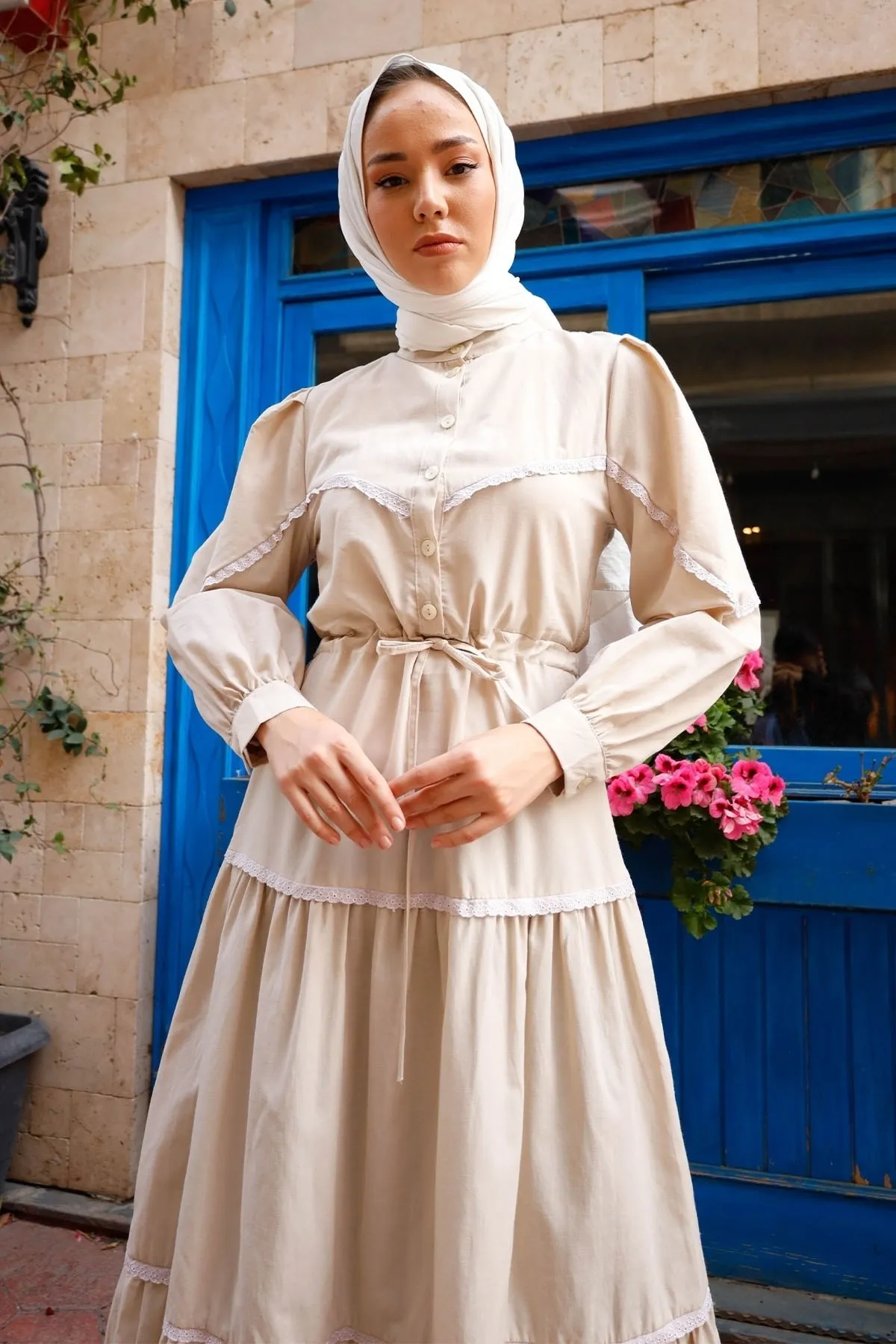 InStyle  Hijab-Kleid mit Guipure-Detail und Ballonärmeln – Stein