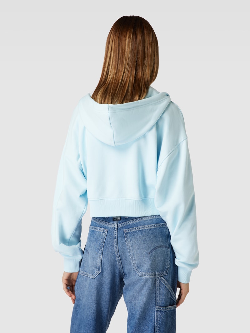Cropped Sweatjacke mit Label-Patch Modell 'EMBRO' in hellblau