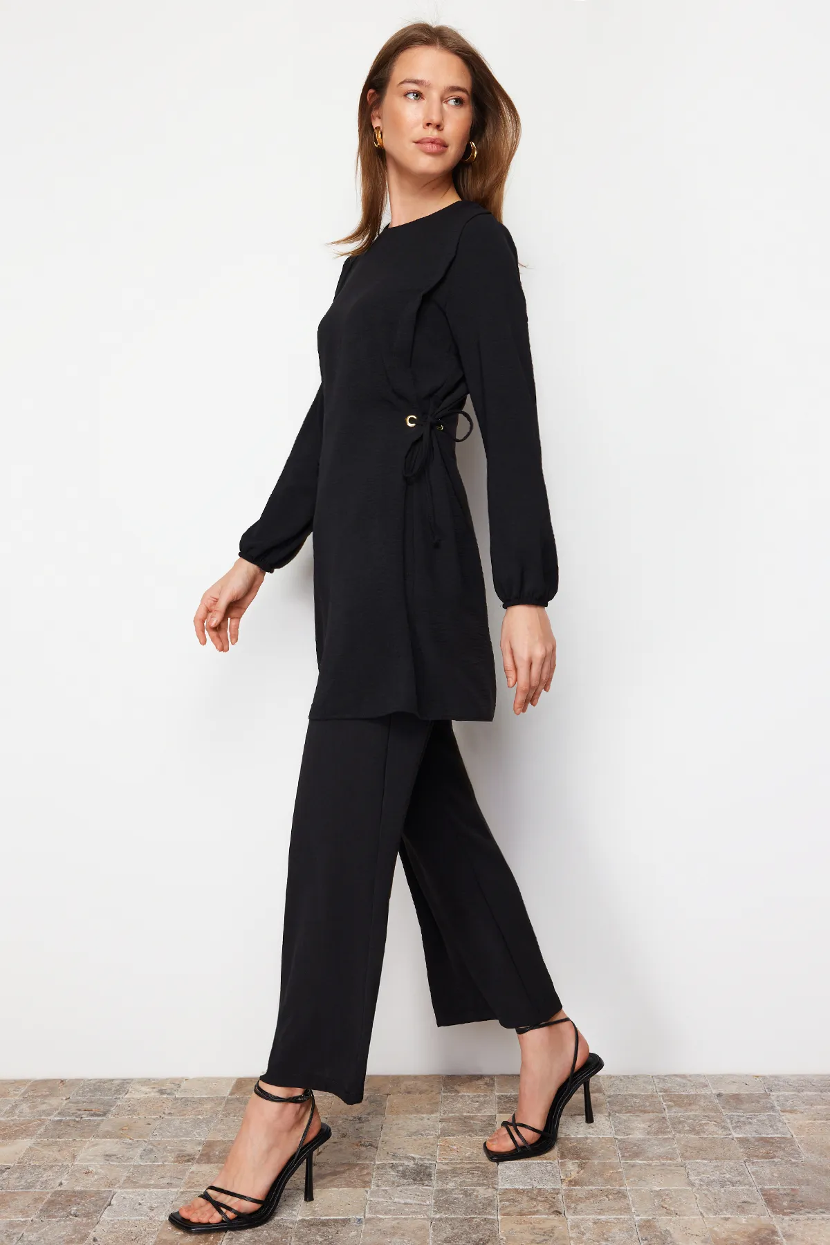 Trendyol Modest  Schwarzes Aerobin Tunika-Hosen-Set mit Ösen und Krawattendetails TCTAW22US0092