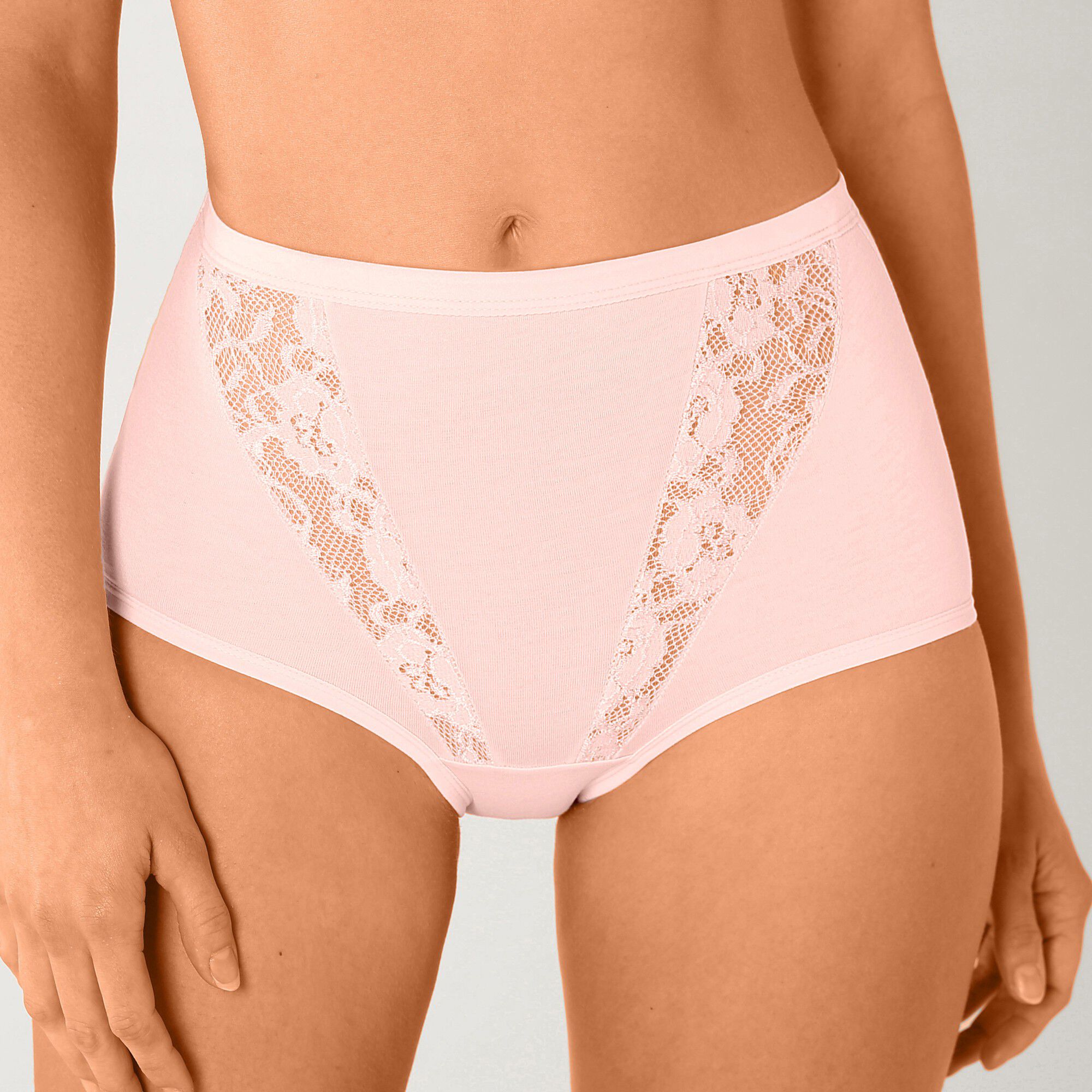 Culotte dentelle découpes amincissantes