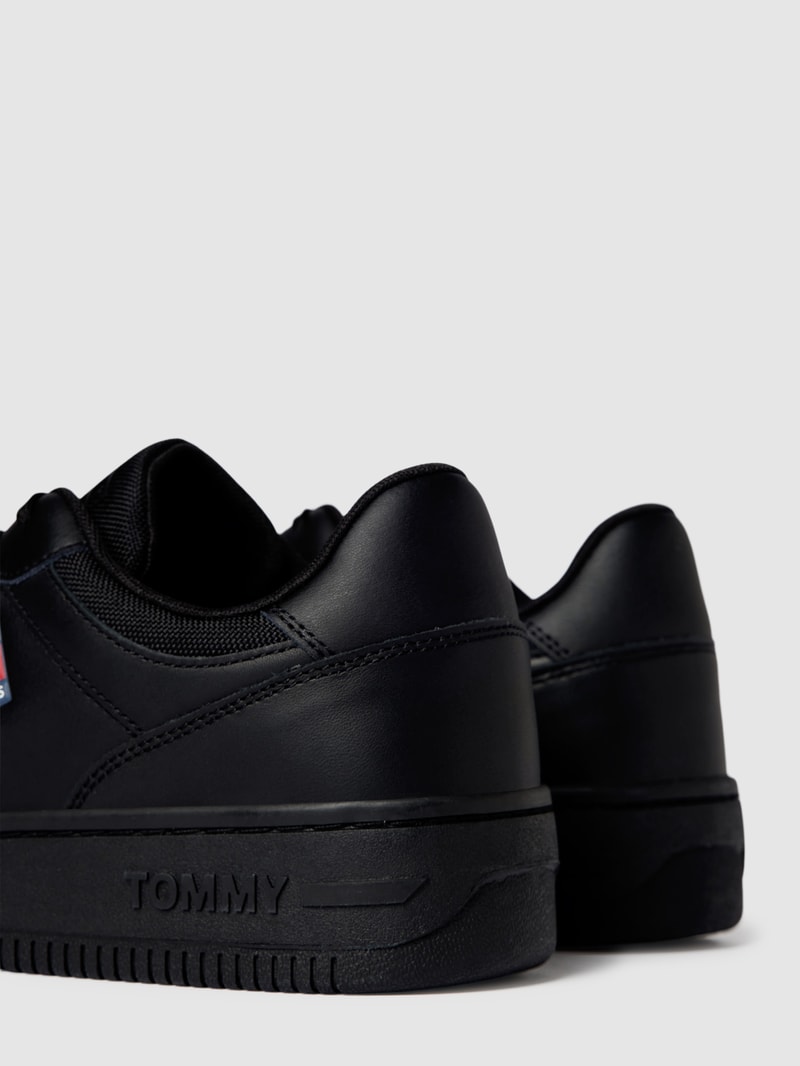 Sneaker aus Leder-Mix in schwarz