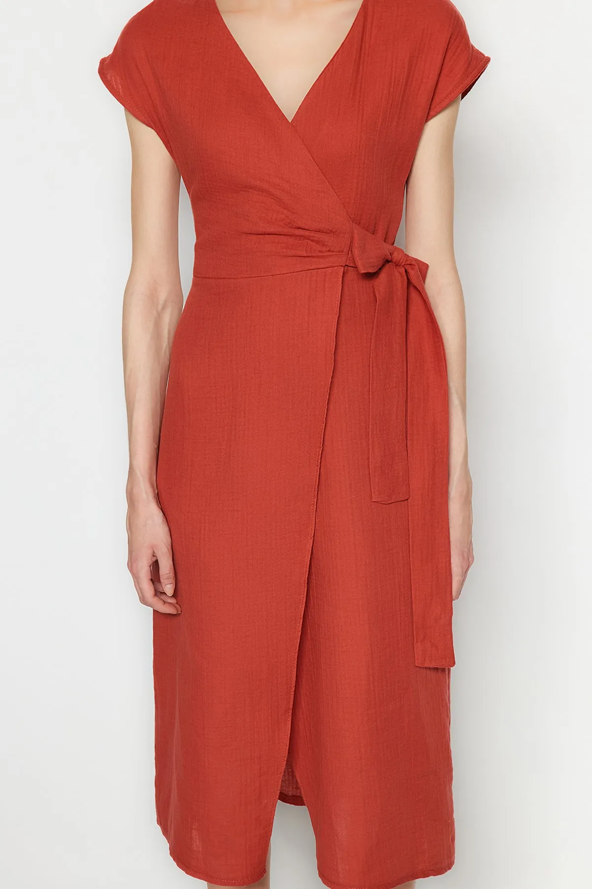 Trendyol Collection  Zimtfarbenes, zweireihiges Midi-Webkleid mit Gürtel TWOSS23EL01542