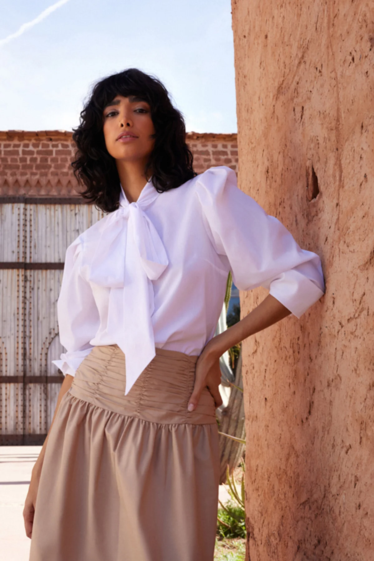 Trendyol Modest  Weißes, gewebtes Hemd mit Kragen und Krawattendetail TCTSS24TG00002