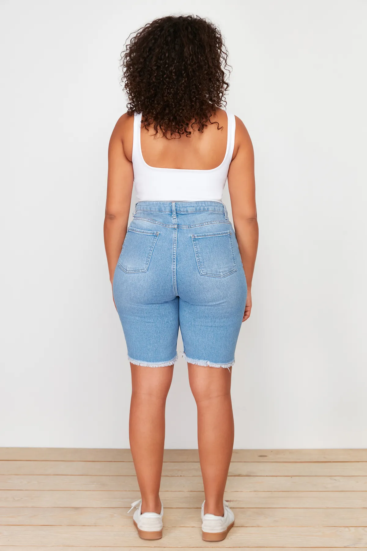 Trendyol Curve  Blaue, dehnbare Skinny-Jeansshorts mit Quasten und Details am Bein TBSSS24AP00012