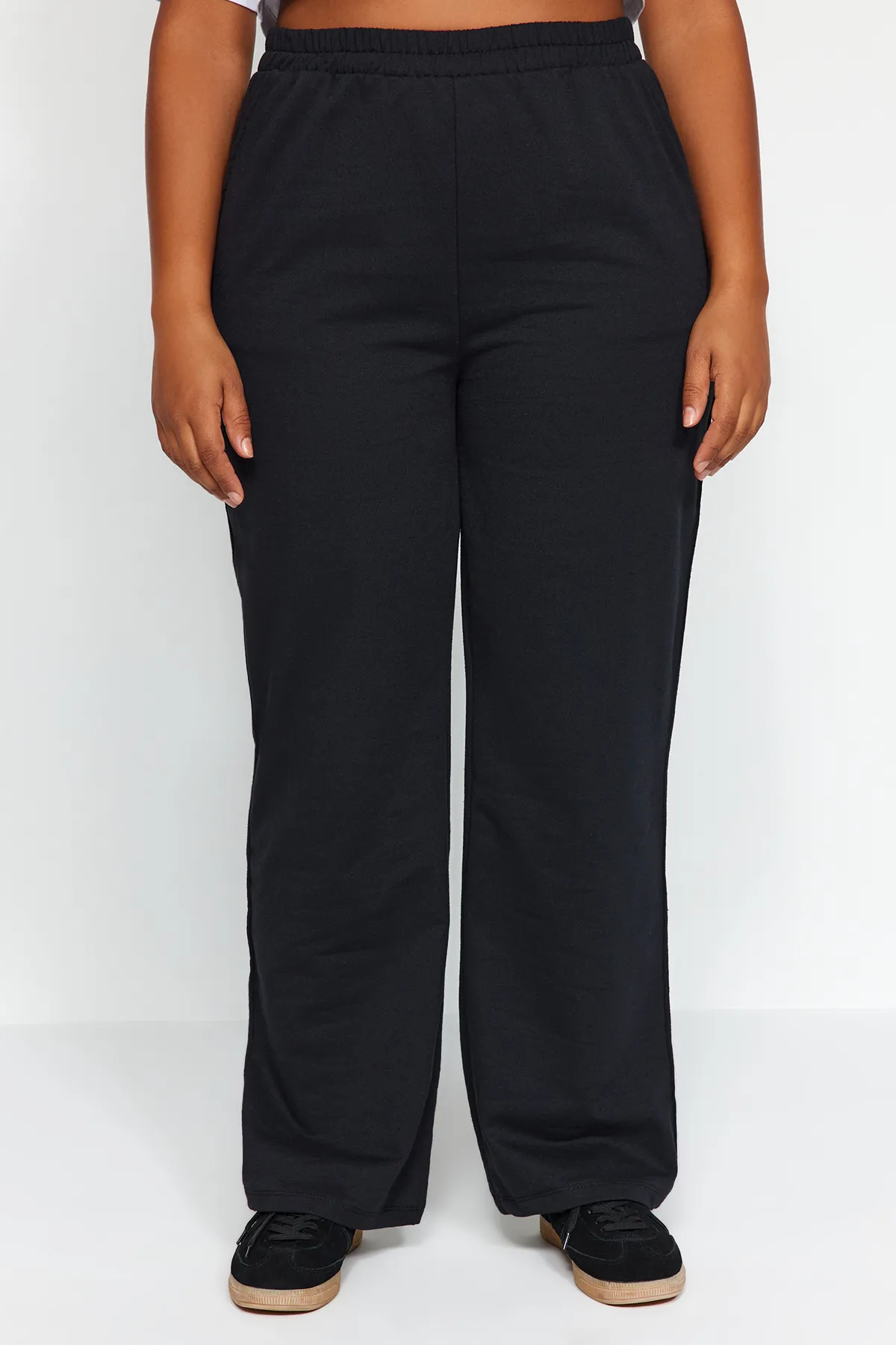 Trendyol Curve  Schwarze dicke Strick-Jogginghose TBBAW24AJ00013