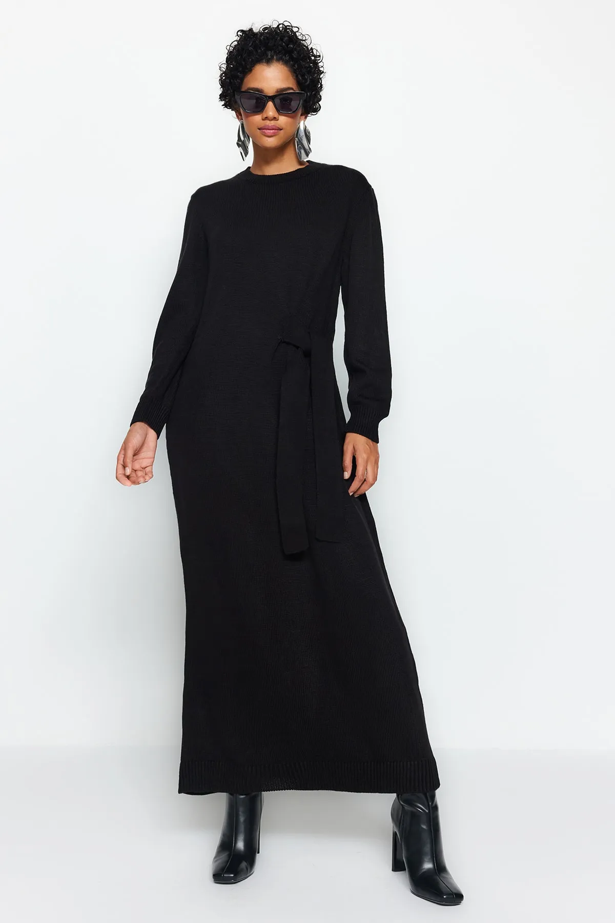Trendyol Modest  Schwarzes Strickkleid mit Krawattendetails TCTAW24EB00027