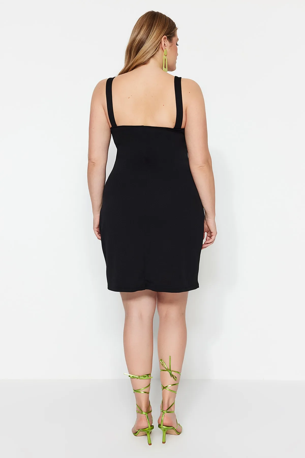Trendyol Curve  Schwarzes Strickkleid mit Herzkragen TBBSS23AH00076