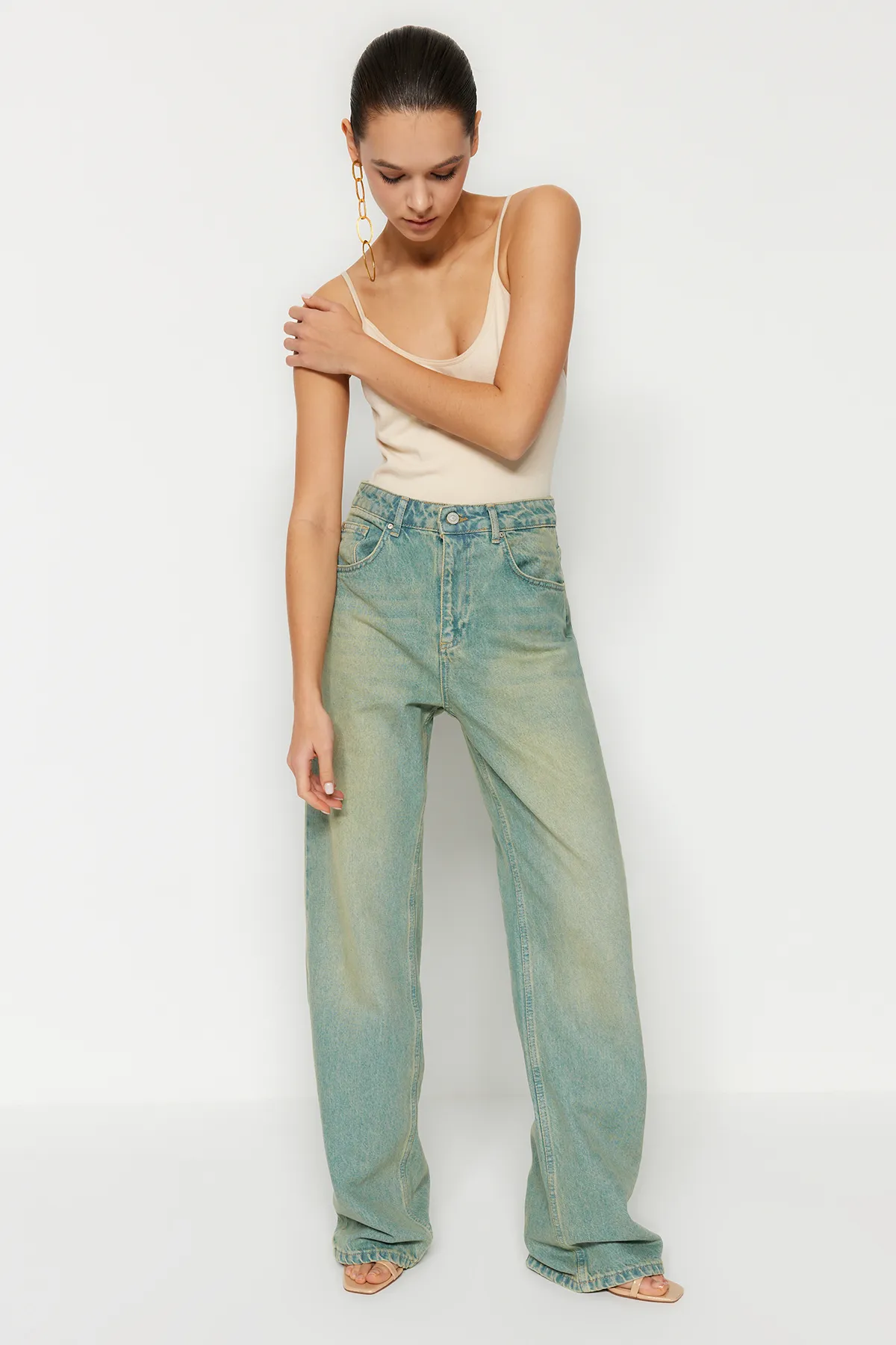 Trendyol Collection  Jeans mit hoher Taille und weitem Bein in blassblauem Vintage-Effekt TWOSS23JE00166