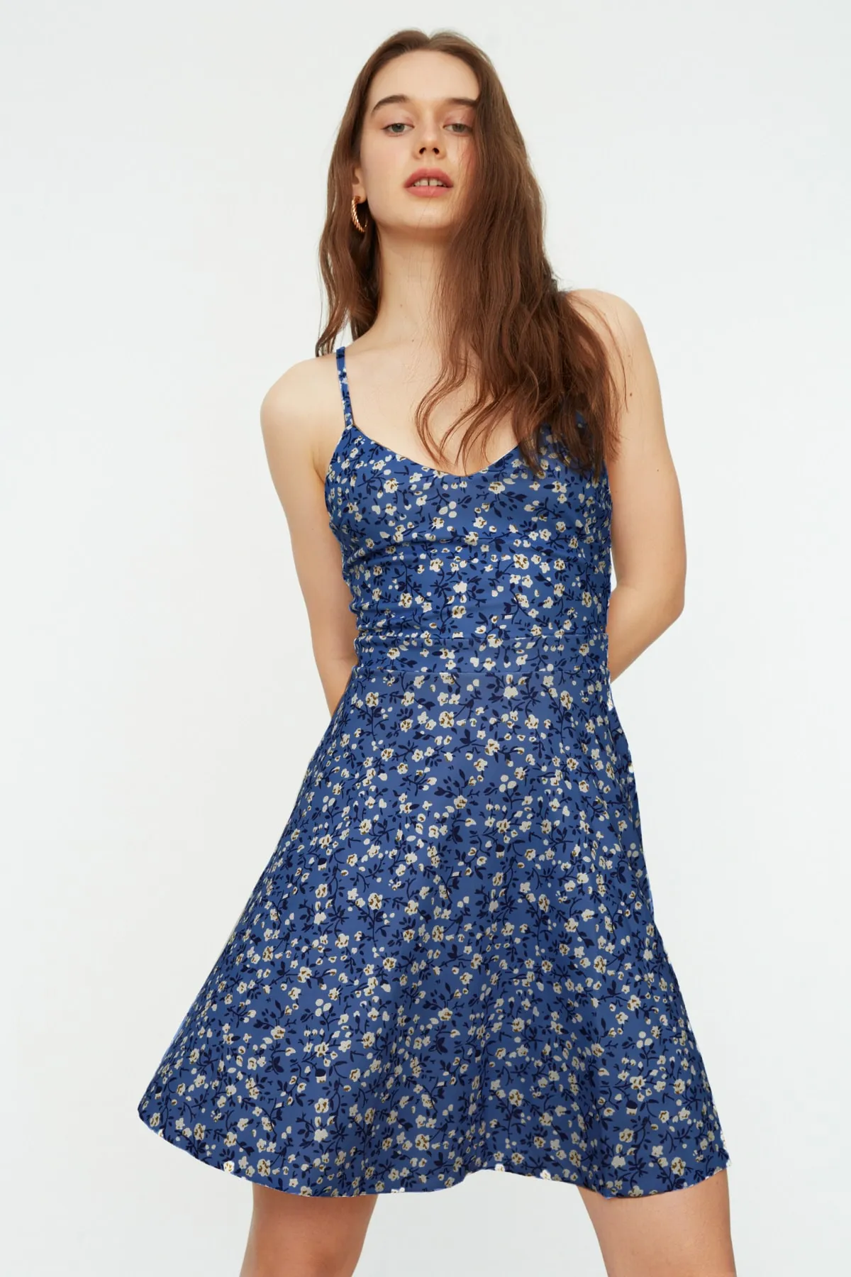 Trendyol Collection  Blaues, floral gemustertes, tief ausgeschnittenes Krepp-Strickkleid mit offener Taille und Skater-Miniträgern TWOSS20EL1630