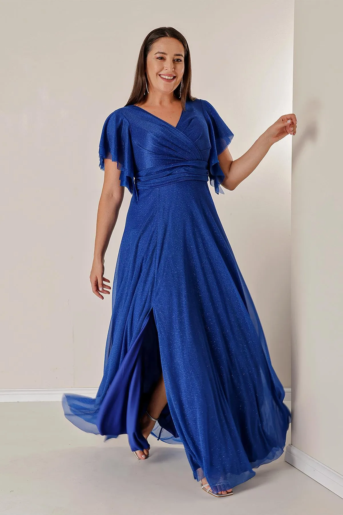 By Saygı  Langes Lurex-Kleid in Übergröße mit zweireihigem Ausschnitt vorne, drapierten, gefütterten Ärmeln, Volant und Schlitz