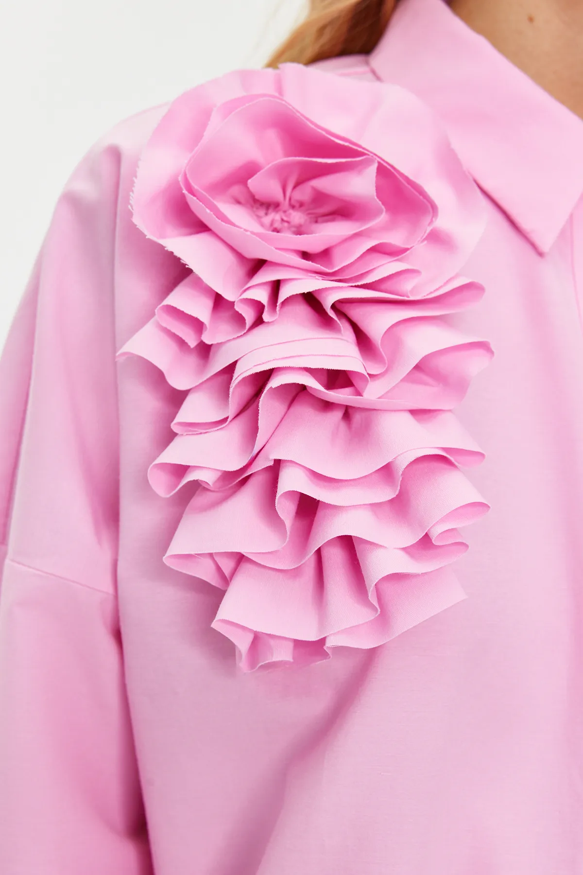 Trendyol Modest  Rosa Hemd aus gewebter Baumwolle mit Blumenapplikationen TCTSS24TG00030