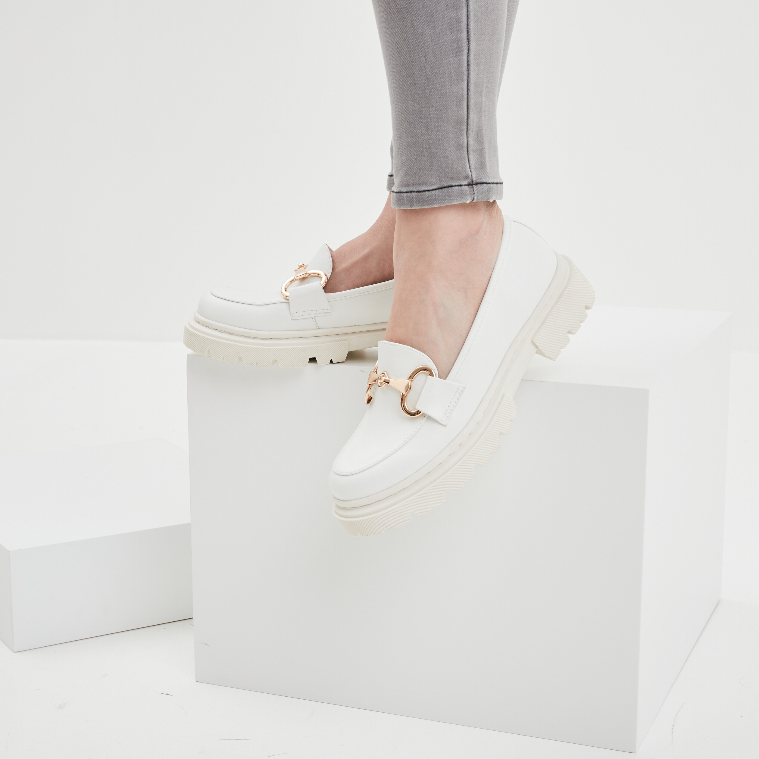 Mocassins crantés détail chaîne Liberto blanc femme | La Halle