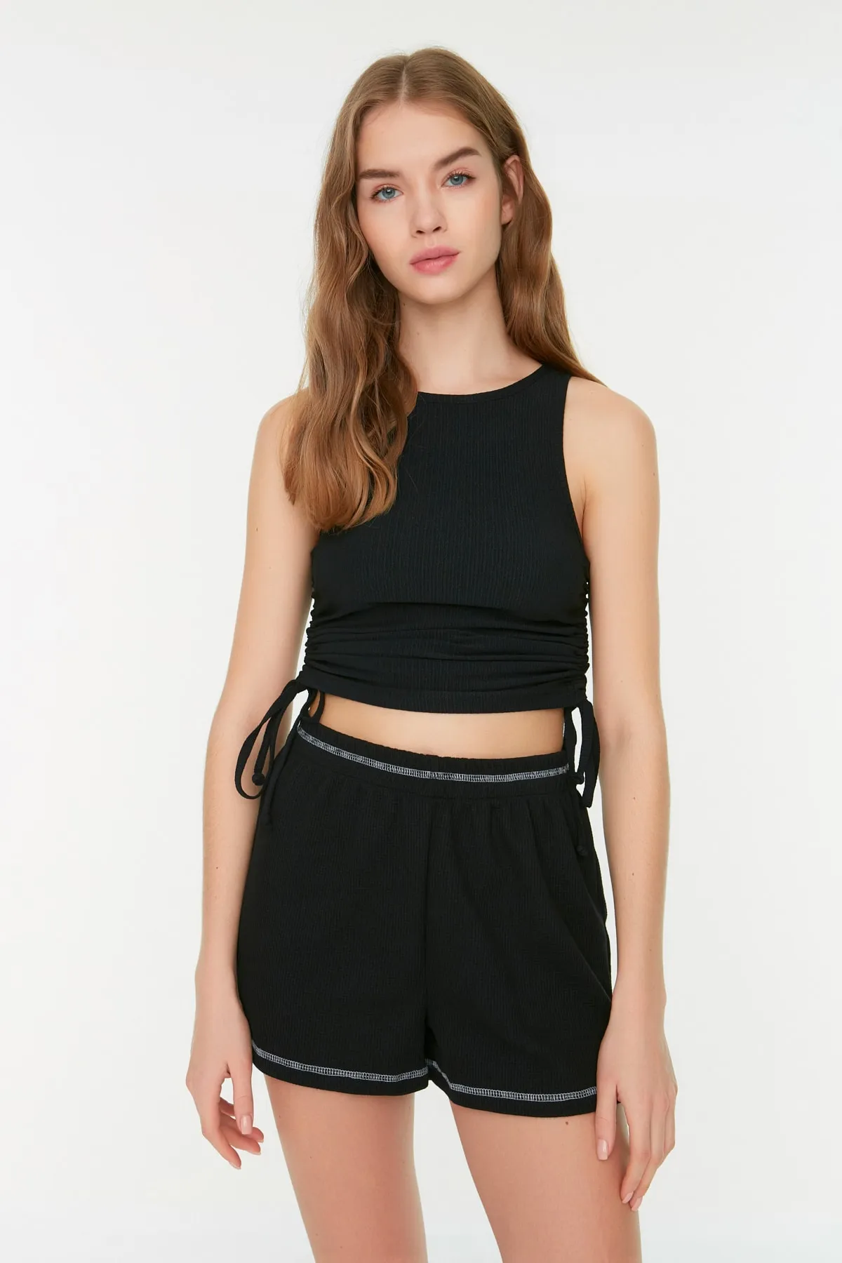 Trendyol Collection  Schwarze, geraffte, kurz geschnittene Strickbluse aus faltigem Stoff THMSS22BZ1016