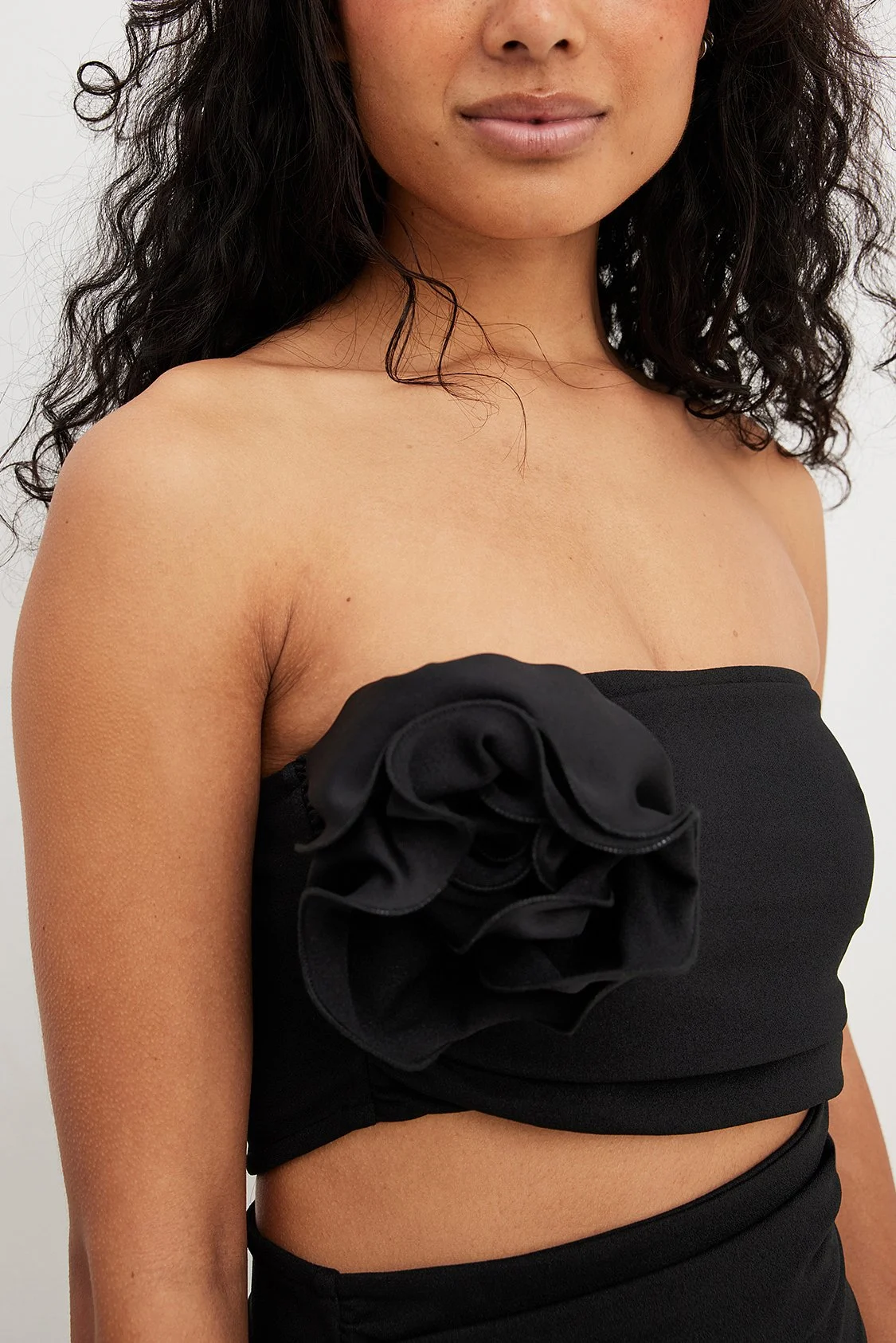Ausgeschnittenes Minikleid mit Rosen