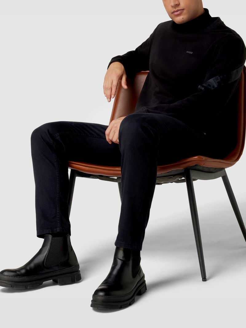 Straight Fit Jeans mit Label-Patch Modell 'HUGO 634' in schwarz