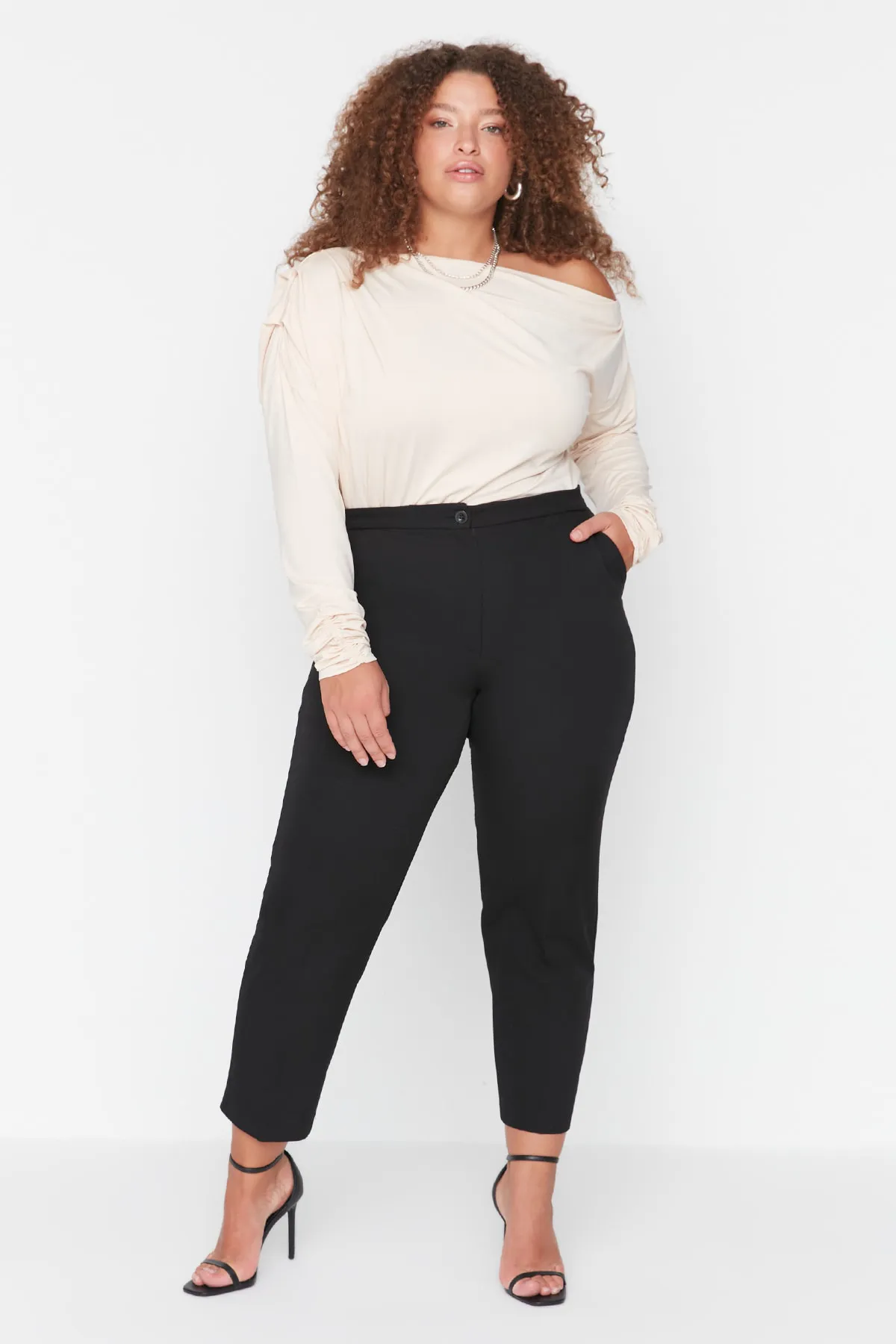 Trendyol Curve  Schwarze Hose aus Zigarettengewebe TBBAW23AR00051