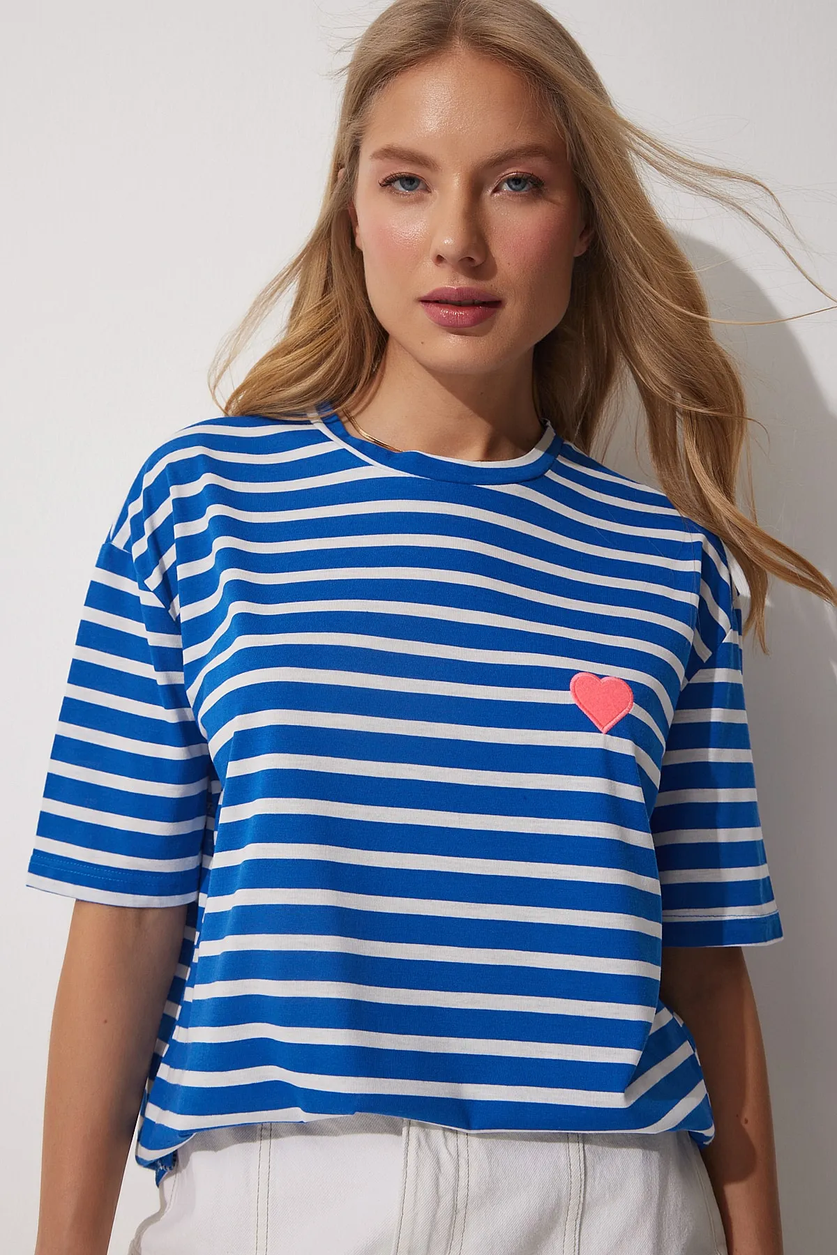 Happiness İstanbul  Blau-weißes Damen-T-Shirt mit Herz-Stickerei, bequem, bequem, CR00404