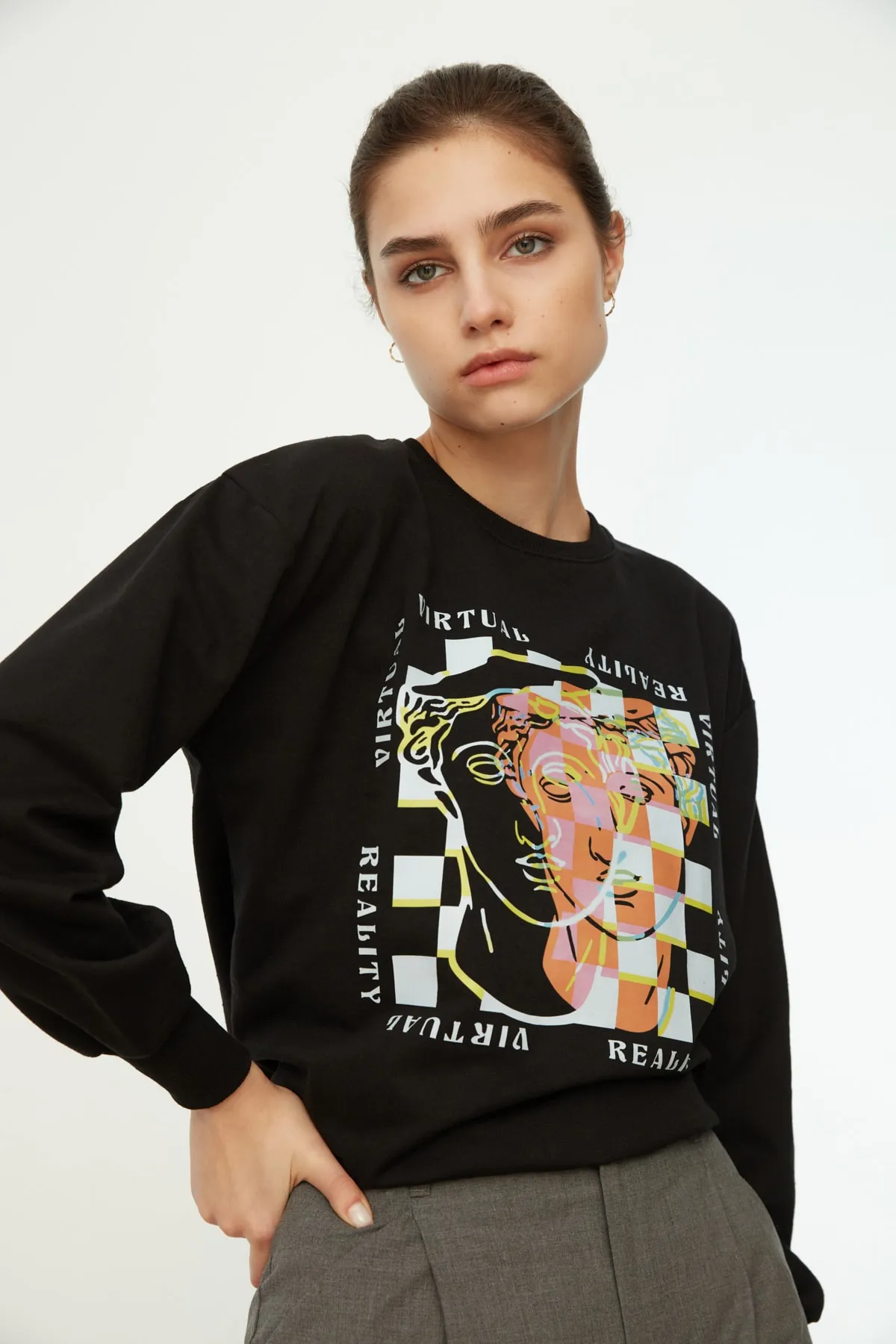 Trendyol Collection  Schwarzes bedrucktes Oversize-Sweatshirt aus Strick