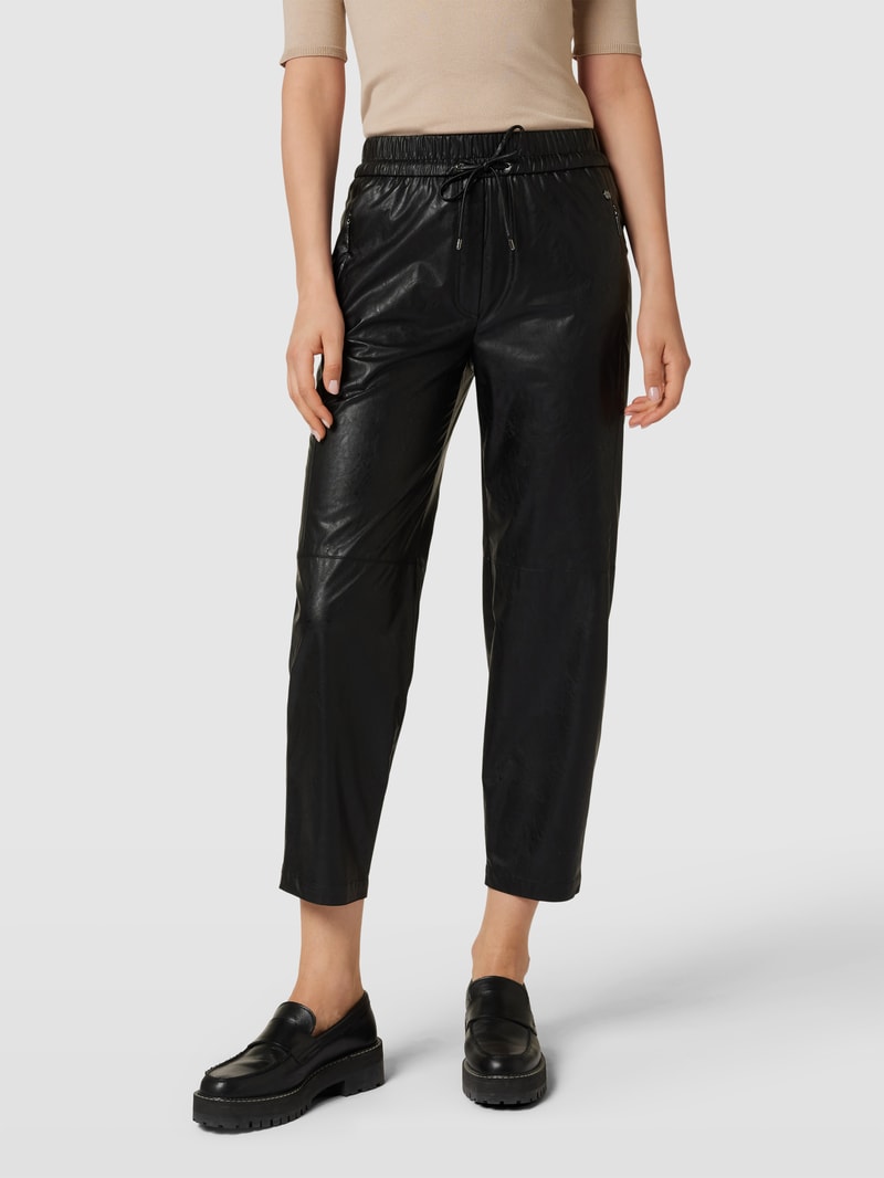 Jogpants in Leder-Optik mit elastischem Bund in schwarz