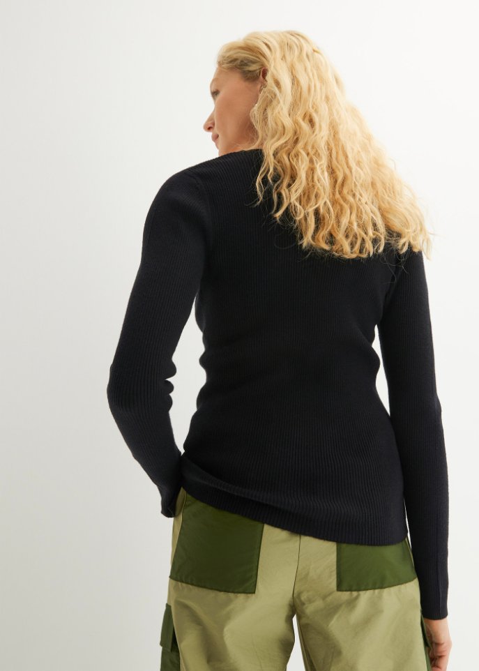 Pullover mit Herzauschnitt
