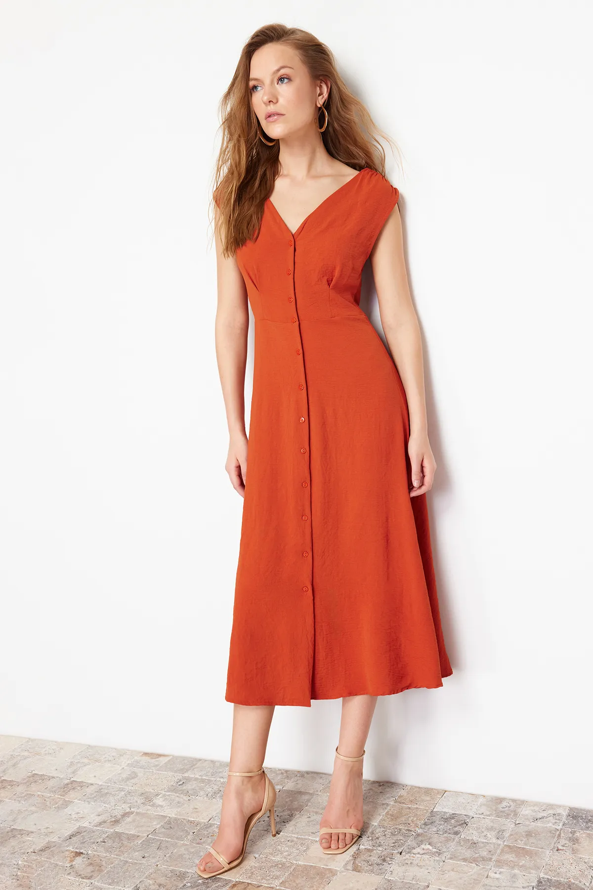 Trendyol Collection  Gewebtes Midi-Hemdkleid mit Kachelknöpfen TWOSS24EL00442