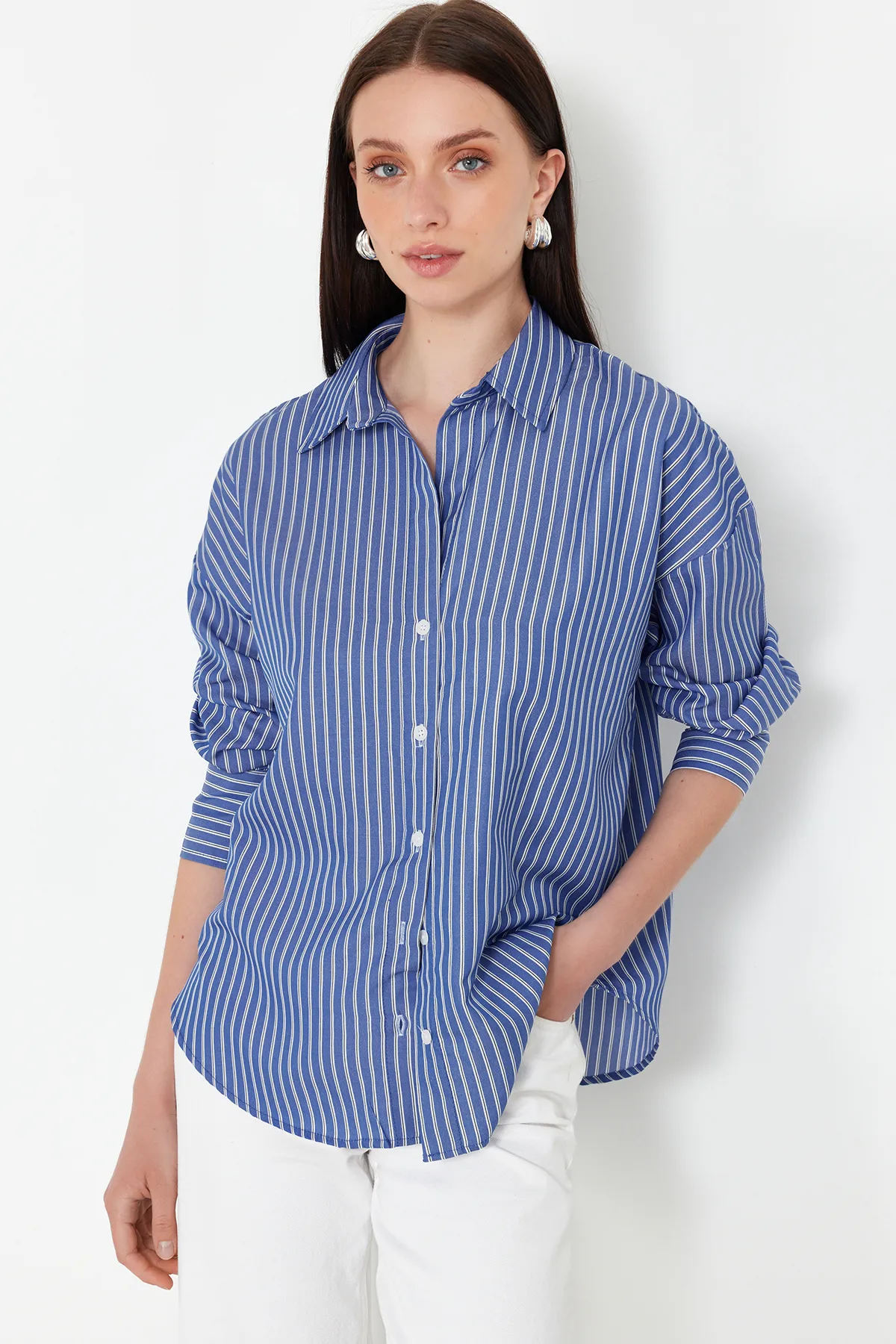 Trendyol Collection  Blau gestreiftes Webhemd - Regular Fit TWOSS24GO00212
