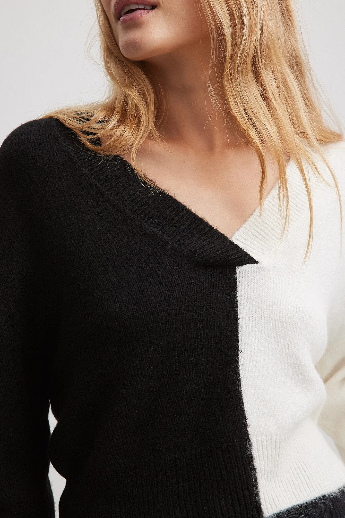 Strickpullover mit V-Ausschnitt und Farbblöcken
