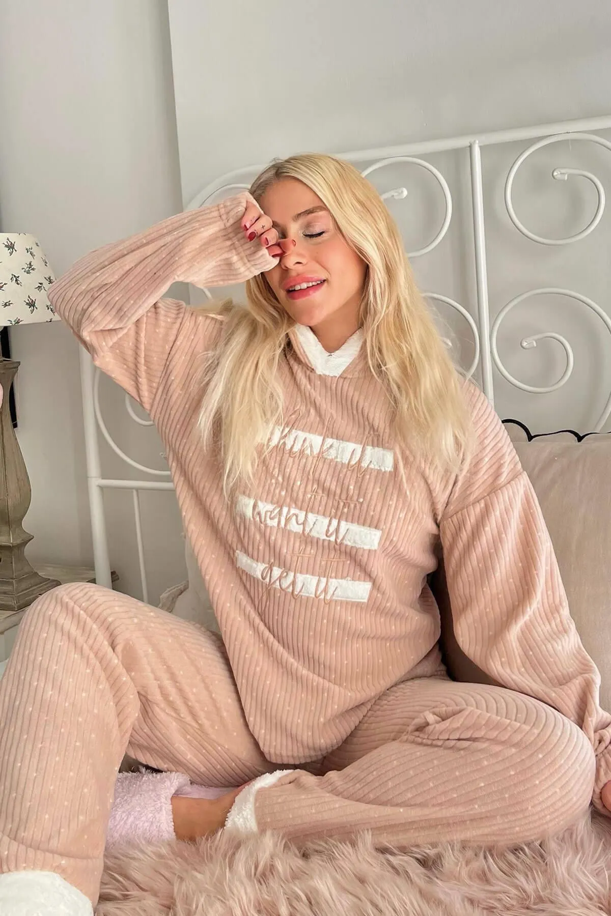 Pijamaevi  Braunes, mit drei Linien gemustertes Pyjama-Set aus Plüsch-Fleece mit Kapuze