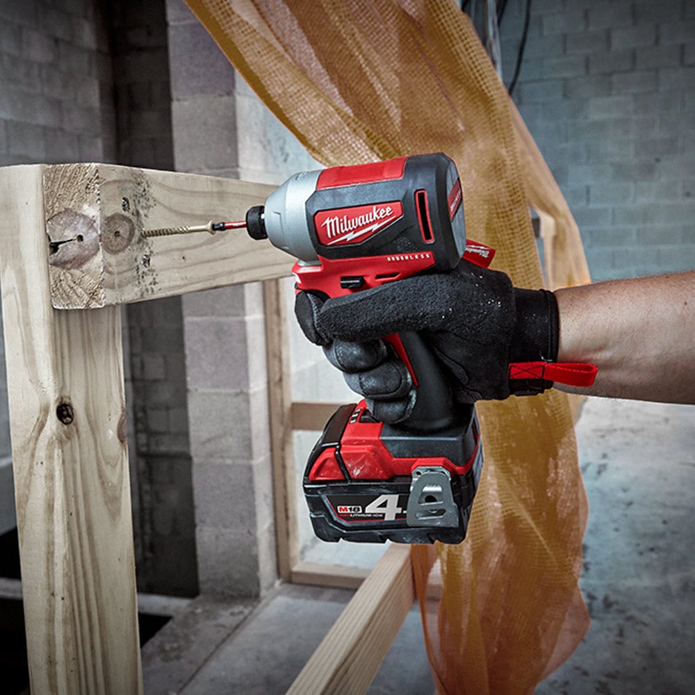 Chave de impacto sem escova MILWAUKEE 18 V com encaixe hexagonal de 1/4