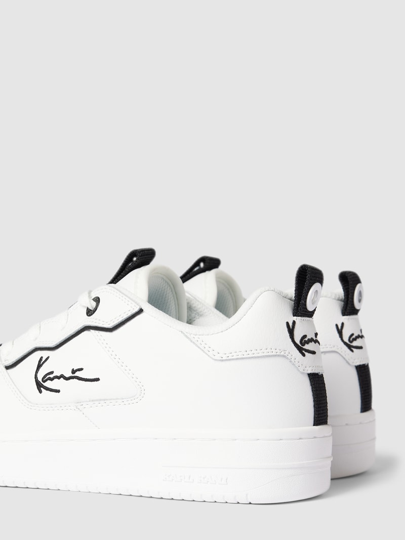 Sneaker mit Label-Detail in weiß