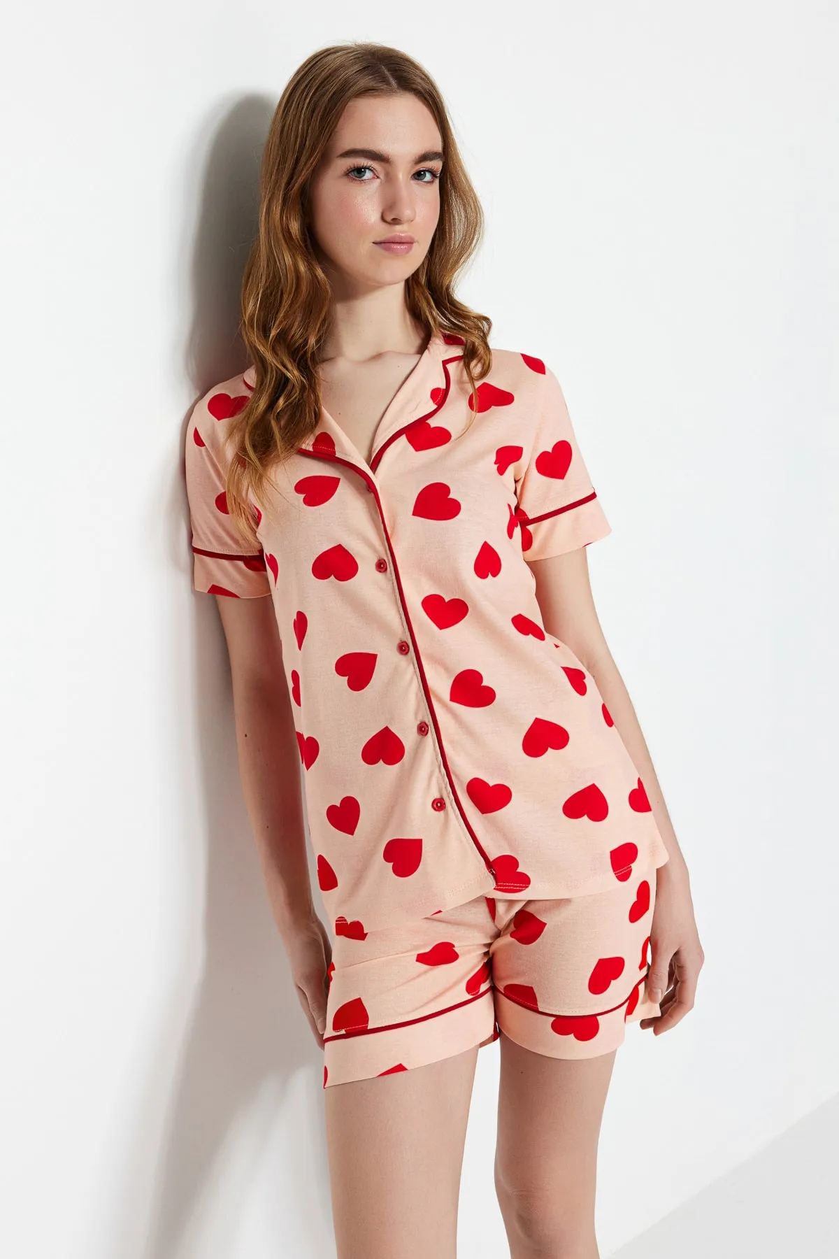 Trendyol Collection  Lachsfarbenes, gestricktes Pyjama-Set aus 100 % Baumwolle mit herzgemusterten Paspeln und Hemd-Shorts THMSS21PT1200