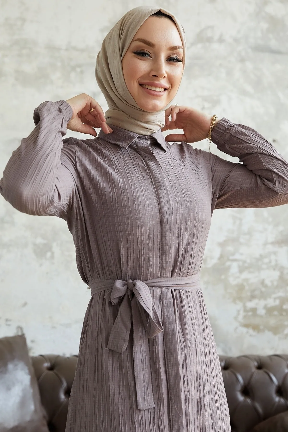 InStyle  Nesya Seersucker-Kleid mit Rüschensaum – Braun