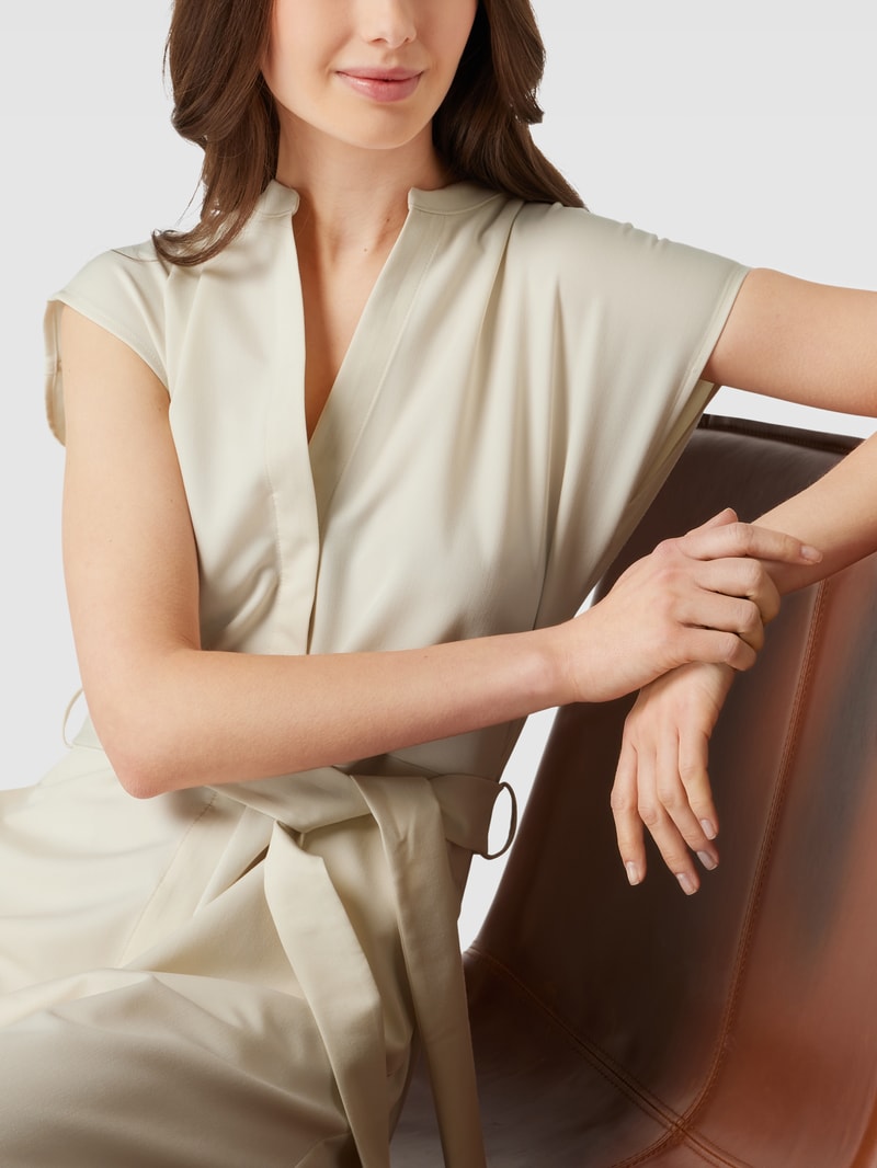 Jumpsuit mit V-Ausschnitt in offwhite