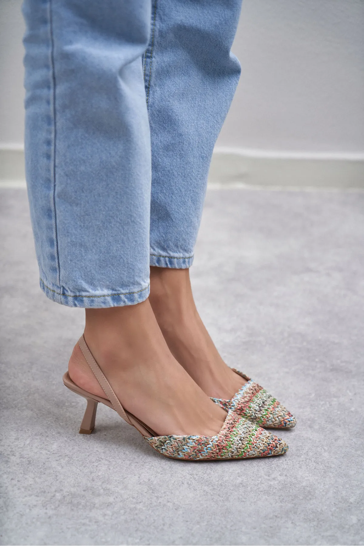 NİŞANTAŞI SHOES  Ponnie Bunte Stroh-Damenschuhe mit spitzem Zehenbereich und Absatz